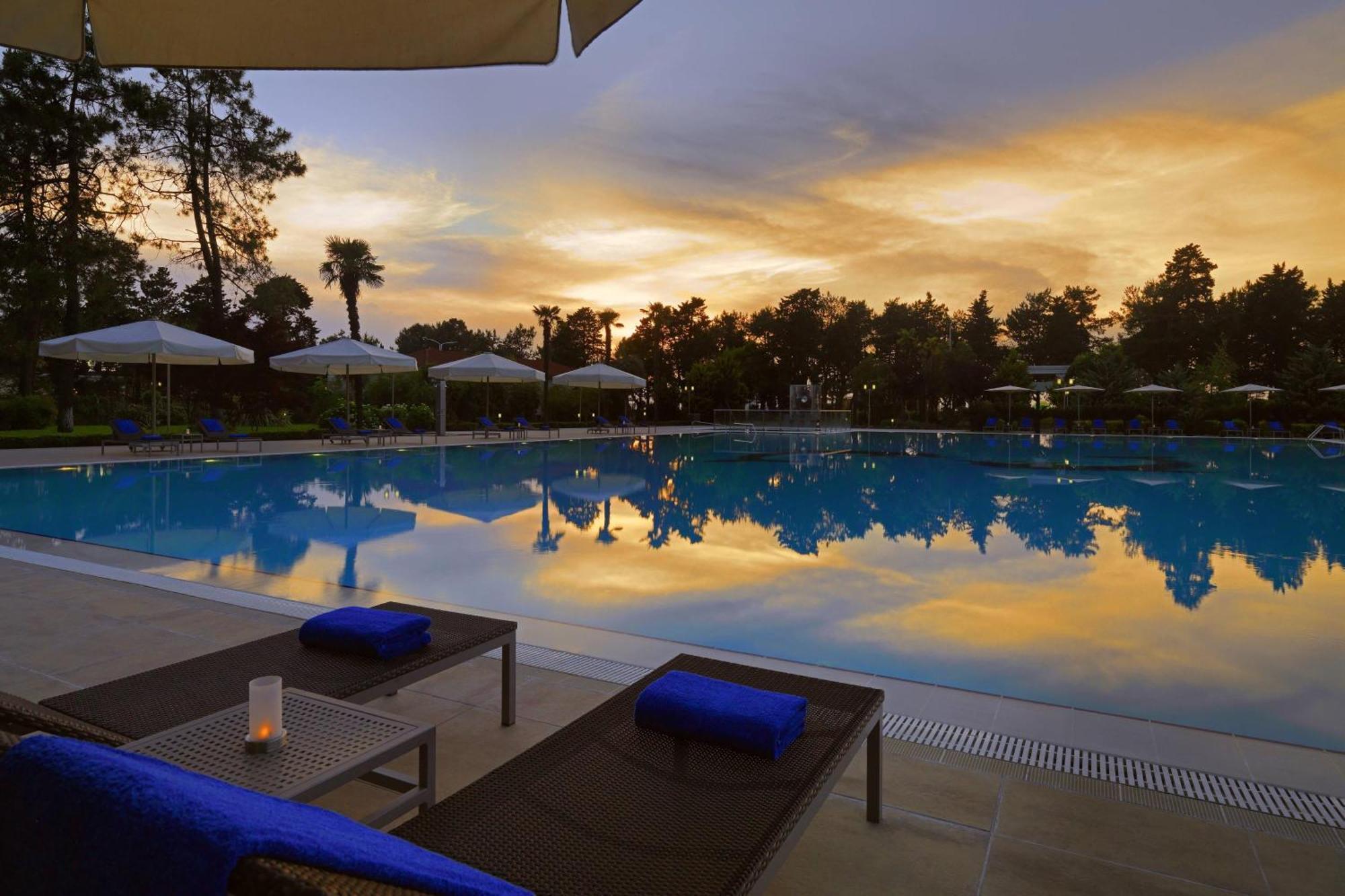 Sheraton Batumi Hotel Exterior photo The pool at the Four Seasons Hotel